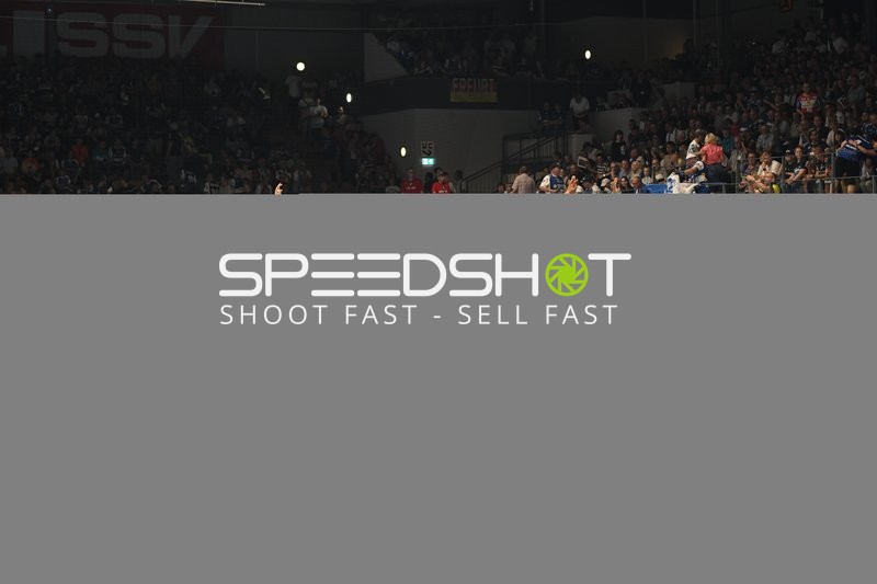 Josip Simic (5; HSG Wetzlar) und Stefan Cavor (77; HSG Wetzlar) positionieren sich