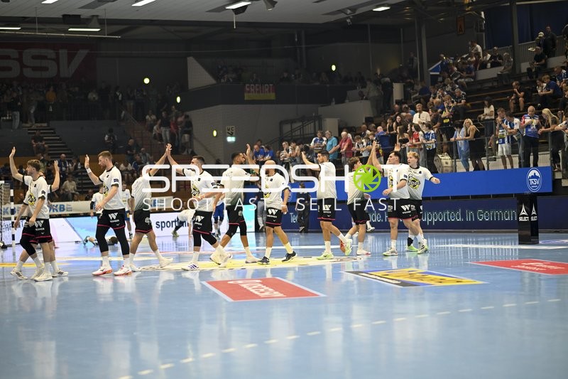 ThSV Eisenach begrüßt sich vor Spiel