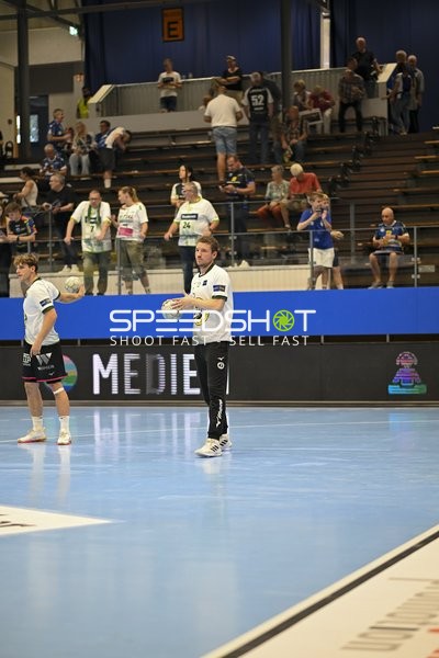 Dominik Mappes (21; HSG Wetzlar) und Lion Zacharias (50; HSG Wetzlar) positionieren sich