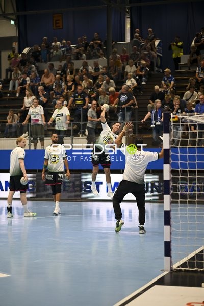 Philipp Ahouansou (19; HSG Wetzlar) wirft aufs Tor