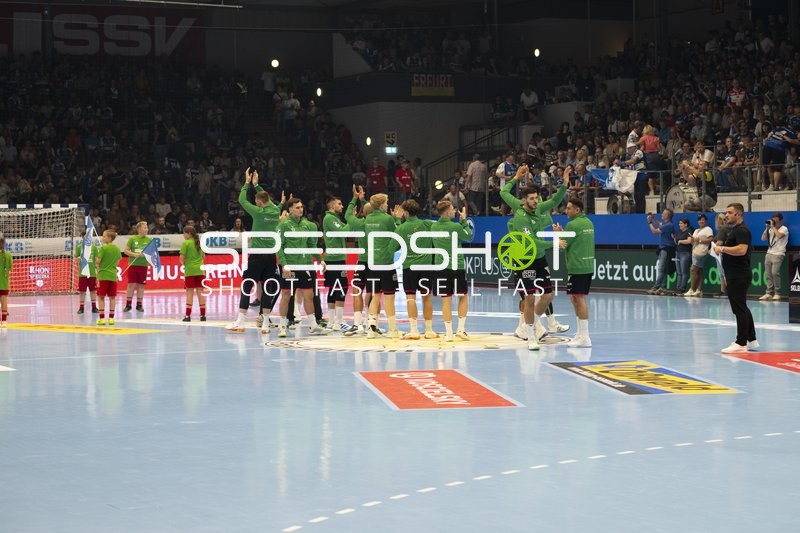 Josip Simic (5; HSG Wetzlar), Stefan Cavor (77; HSG Wetzlar) und Filip Vistorop (4; HSG Wetzlar) positionieren sich und Jubeln zum Fans
