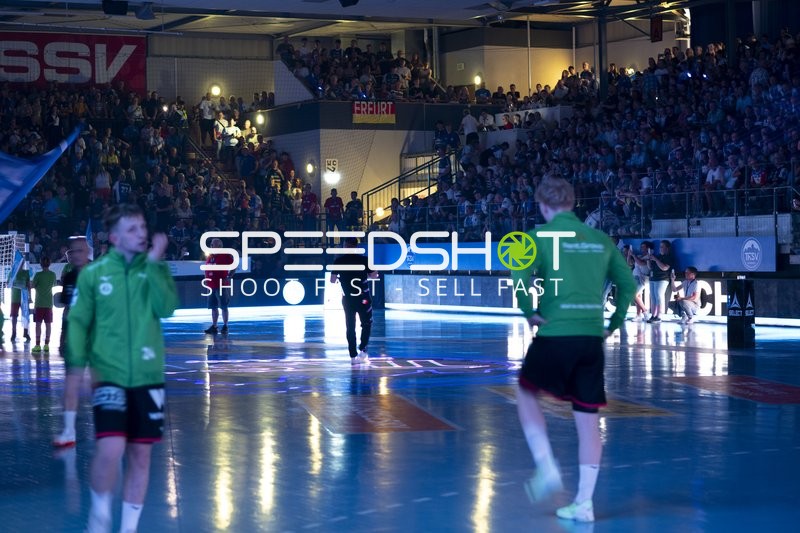 Spieler laufen auf dem Spielfeld