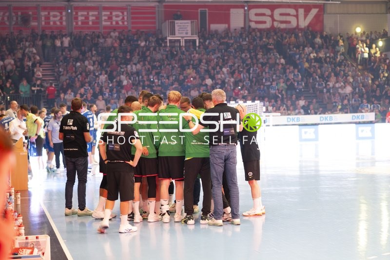 Momir Ilic (Trainer; HSG Wetzlar) bei Teambesprechung