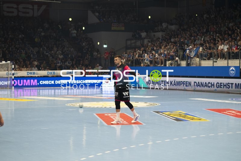 Torwart Filip Vistorop (4; HSG Wetzlar) steht bereit im Tor