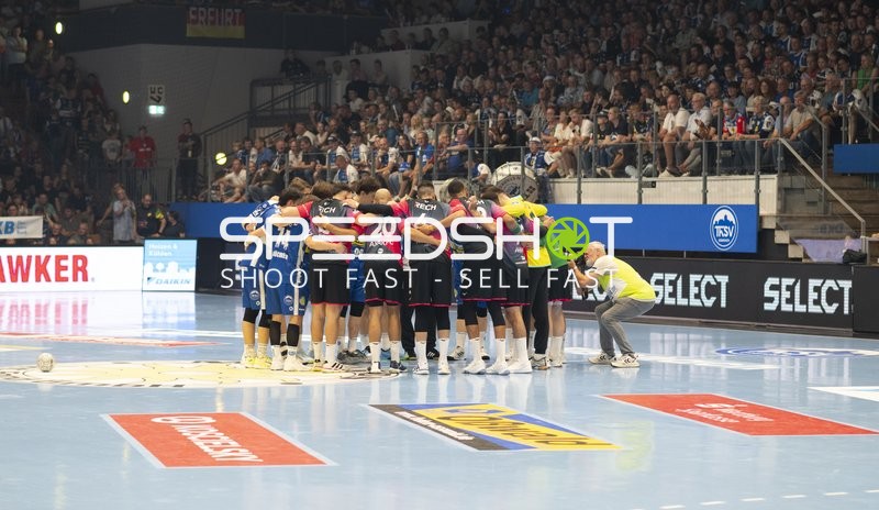 Spieler HSG Wetzlar und ThSV Eisenach formieren sich im Kreis