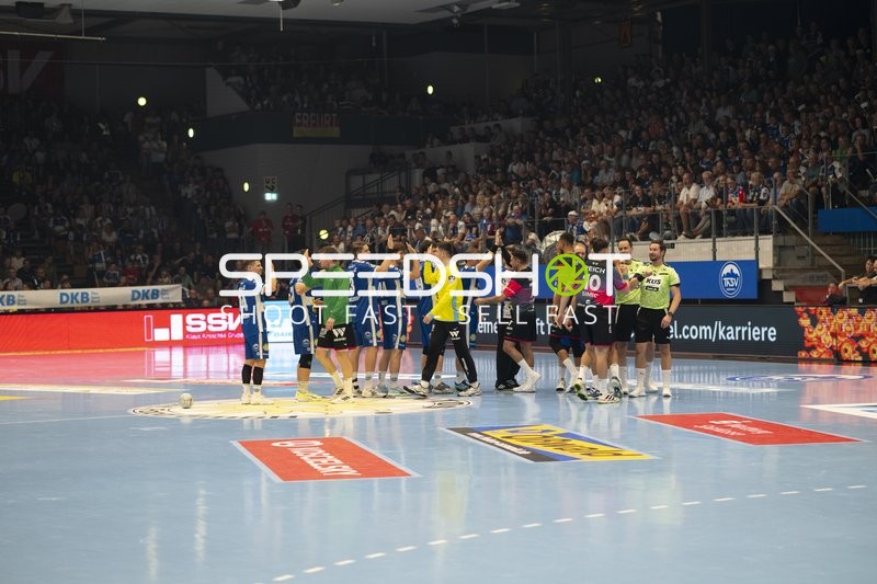 Spieler begrüßen sich in der Mitte