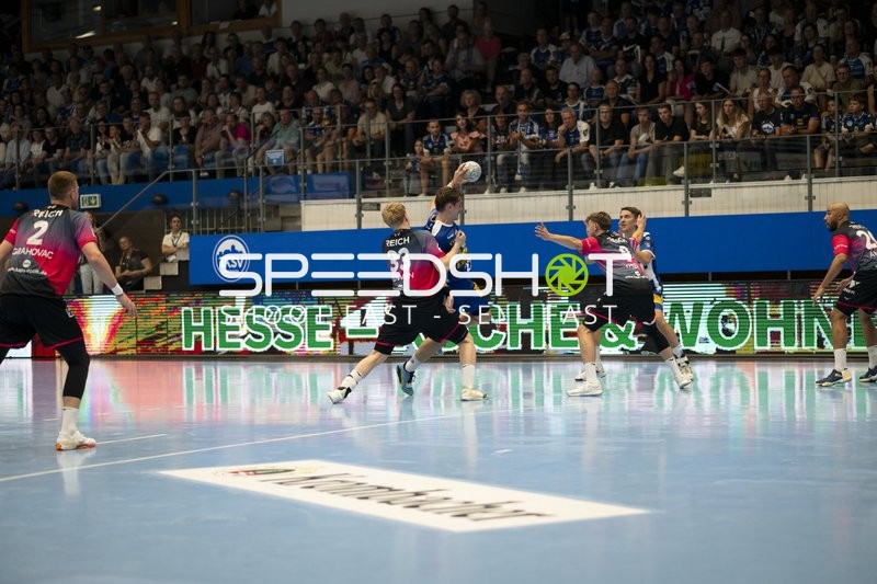 Oskar Joelsson (3; ThSV Eisenach) im Angriff gegen 33; HSG Wetzlar und Niklas Theiß (9; HSG Wetzlar)