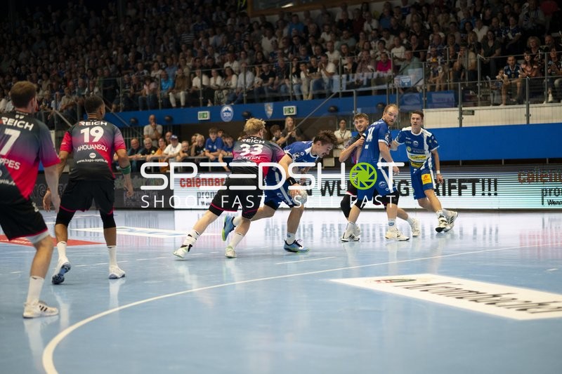 Niklas Theiß (9; HSG Wetzlar) und Felix Aellen (22, ThSV Eisenach) kämpft um den Ball