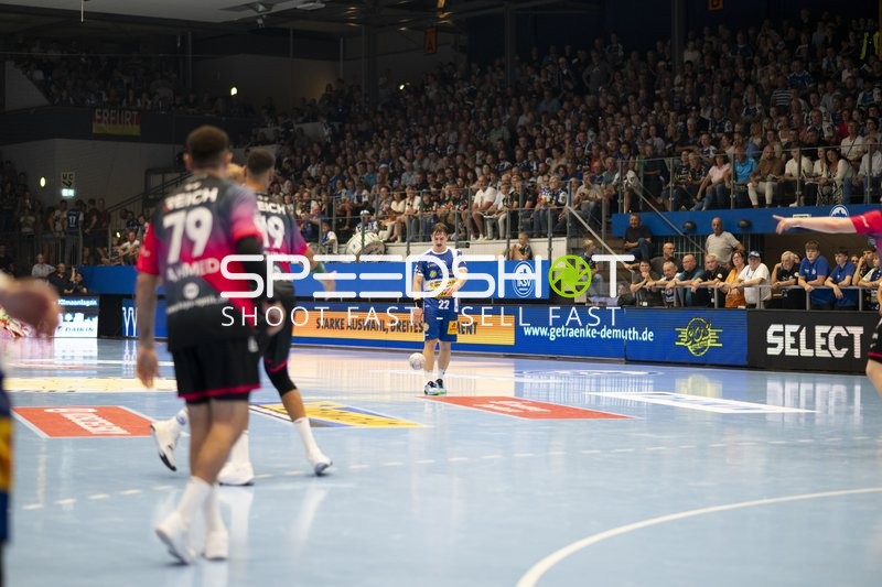 Spieler positionieren sich auf dem Spielfeld