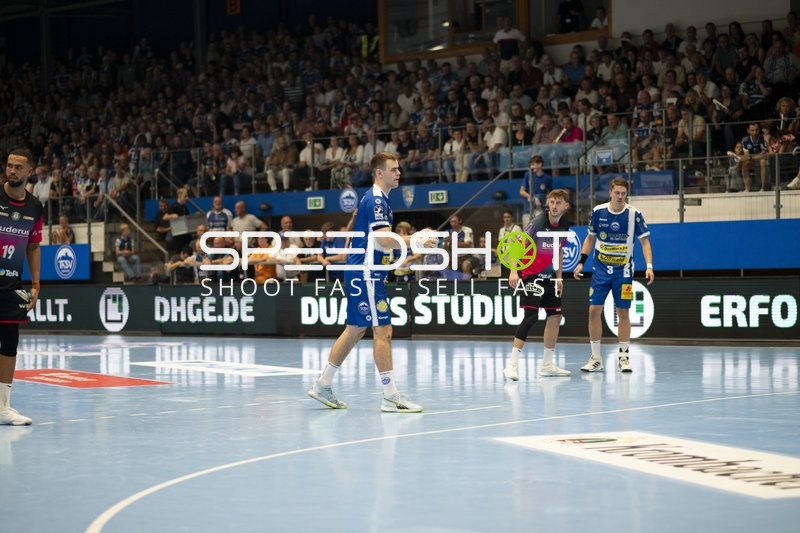 Oskar Joelsson (3; ThSV Eisenach) hält den Ball, Philipp Ahouansou (19; HSG Wetzlar) verteidigt