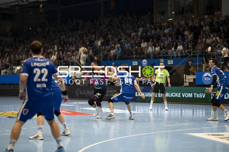 Philipp Ahouansou (19; HSG Wetzlar) im Duell mit Tillman Leu (99, ThSV Eisenach)