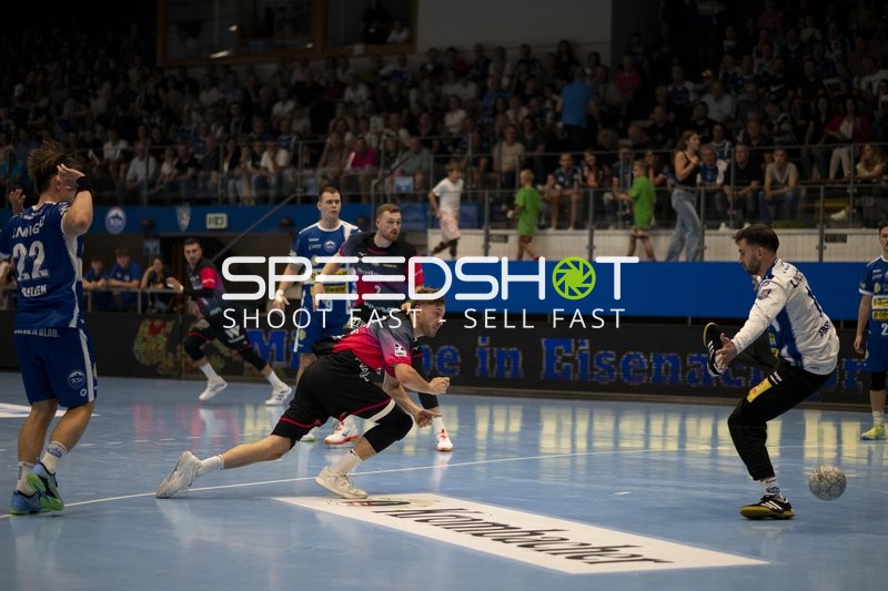 Wurf und Parade Max Beneke (9; ThSV Eisenach) vs Bart Ravensbergen (1; HSG Wetzlar)