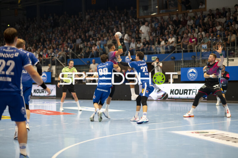 Mehrere Spieler kämpfen um den Ball