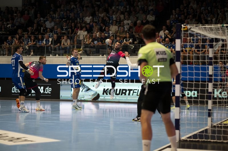 Kampf um den Ball vor dem Tor