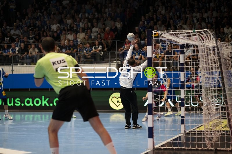 Schiedsrichter trifft Entscheidung