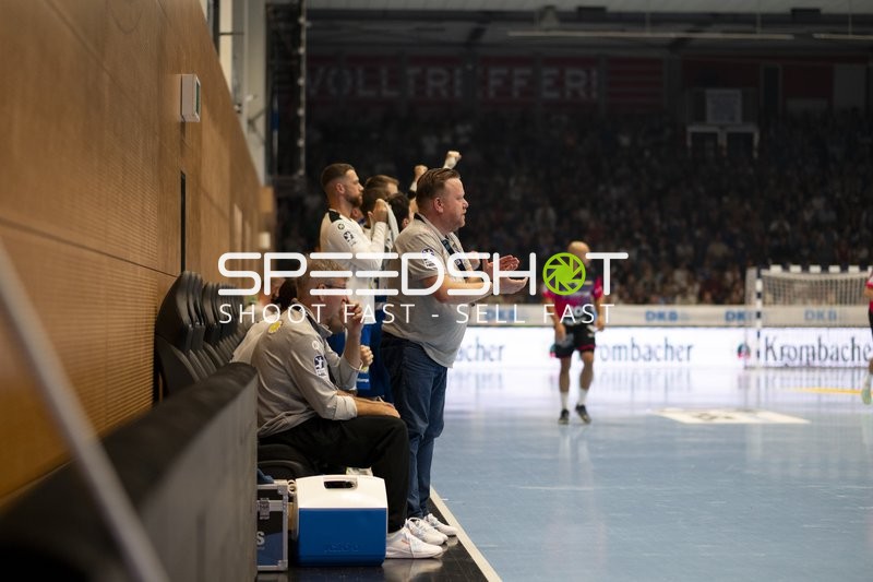 Trainer und Betreuer an der Seitenlinie