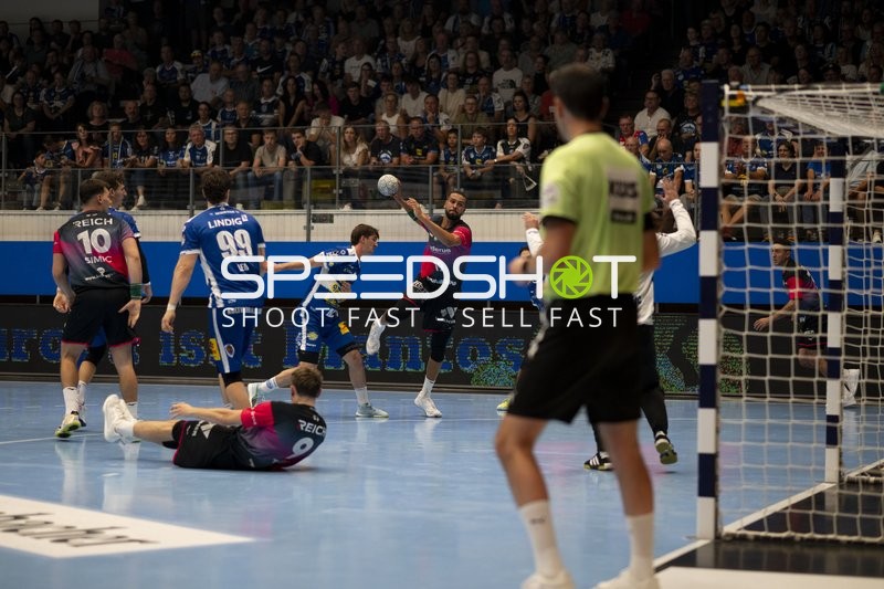 Philipp Ahouansou (19; HSG Wetzlar) wirft aufs Tor