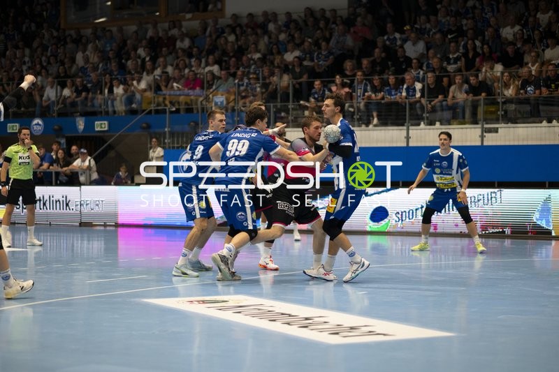 Max Beneke (9; ThSV Eisenach) kämpft um den Ball