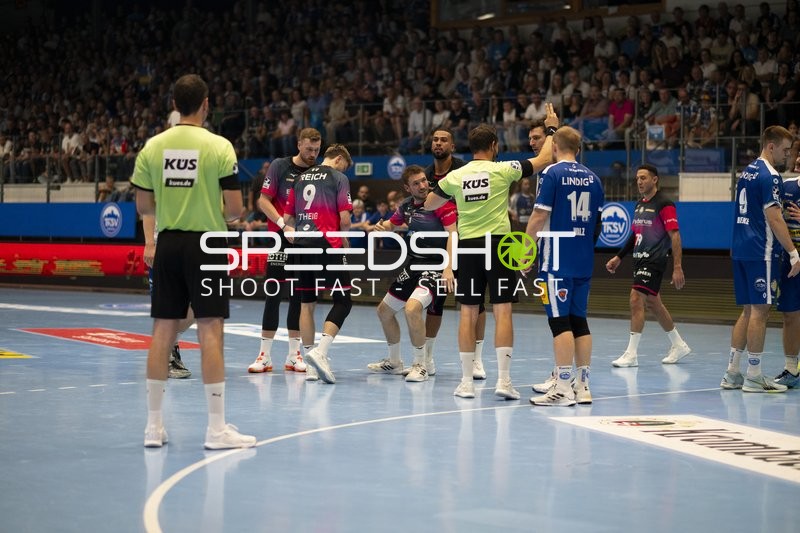 Dominik Mappes (21; HSG Wetzlar) und Max Beneke (9; ThSV Eisenach) im Gespräch mit Schiedsrichter