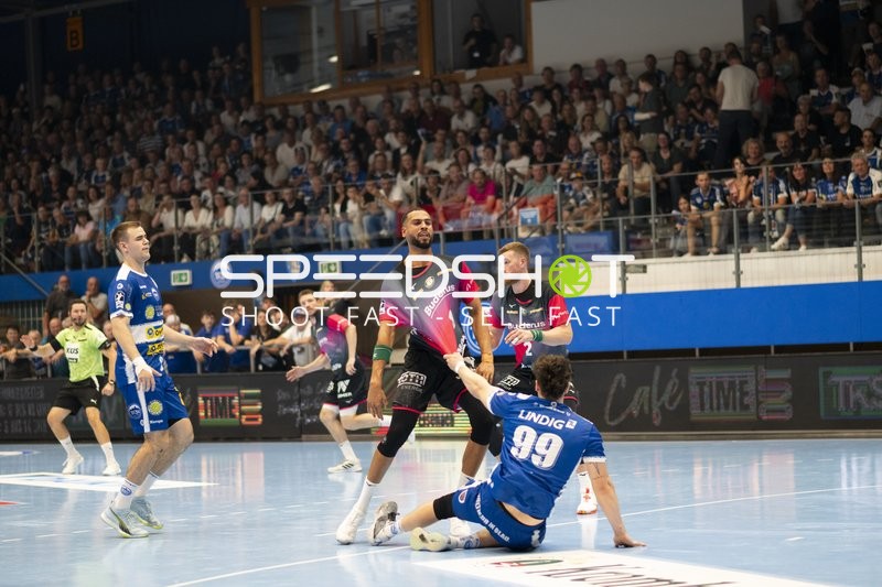 Nikola Grahovac (2; HSG Wetzlar) verteidigt gegen Tillman Leu (99; ThSV Eisenach)