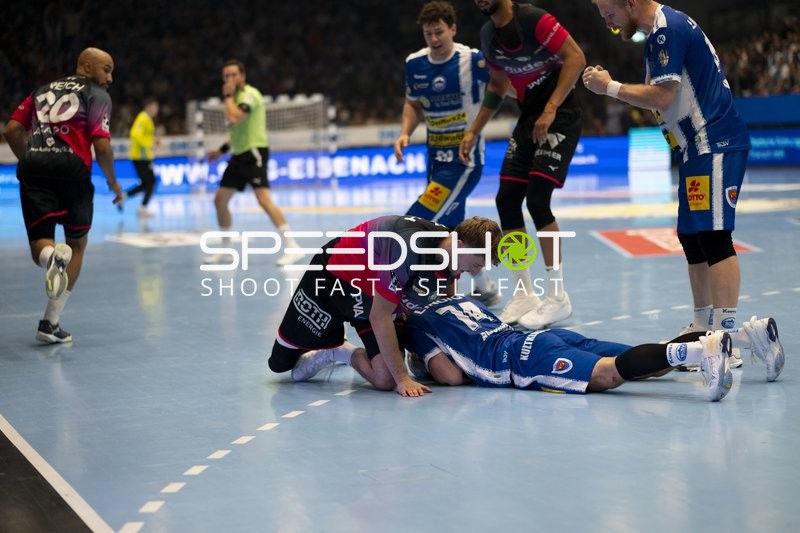 Tillman Leu (99; ThSV Eisenach) und David Cyrill Akakpo (19; HSG Wetzlar) am Boden