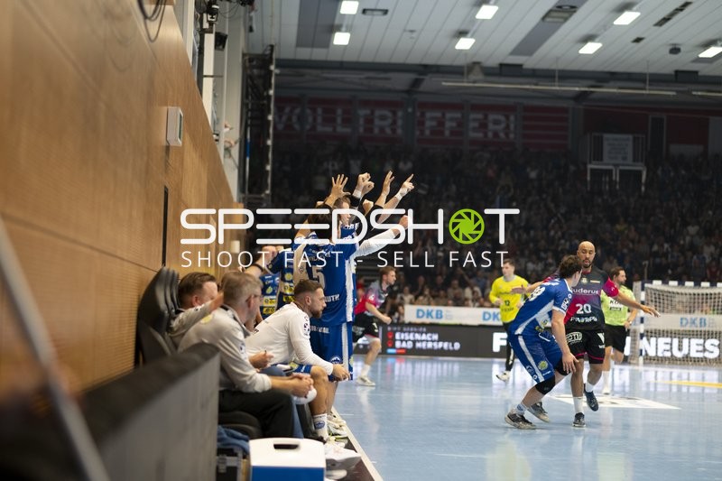 Timothy Reichmuth (5; ThSV Eisenach) verteidigt gegen 20; HSG Wetzlar