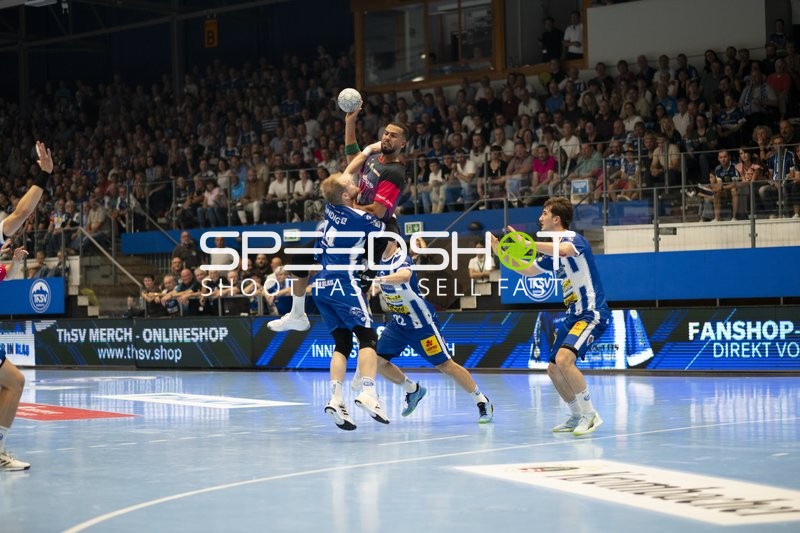 Stephan Seitz (44; ThSV Eisenach) im Wurfduell mit Philipp Ahouansou (19; HSG Wetzlar)