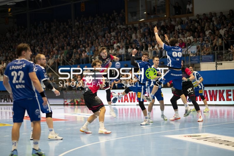 Kampf um den Ball mit Philipp Meyer (27; ThSV Eisenach) und Lion Zacharias (50; HSG Wetzlar)