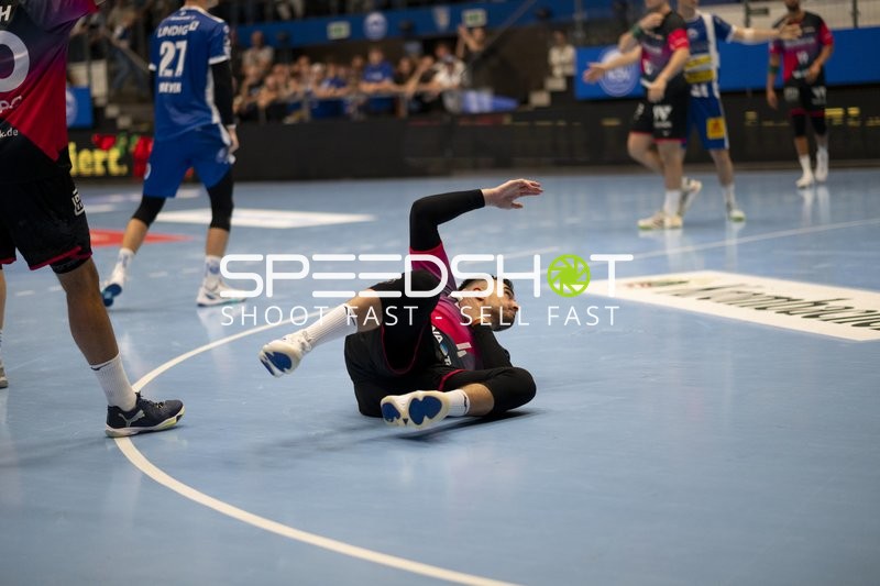 Spieler am Boden nach Zweikampf