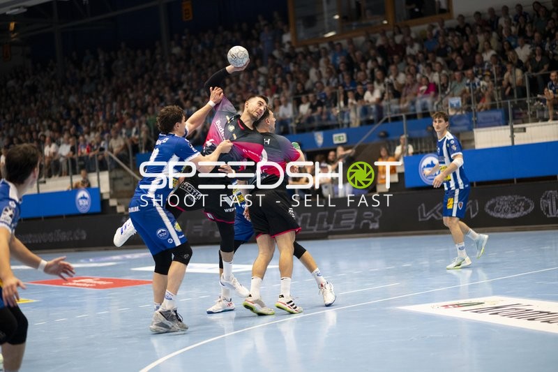 Stephan Seitz (44; ThSV Eisenach) und Filip Vistorop (4; HSG Wetzlar) kämpfen um den Ball