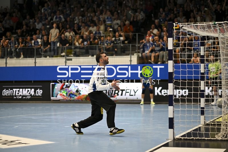 Matija Spikic (1; ThSV Eisenach)blickt Ball im Tor hinterher.