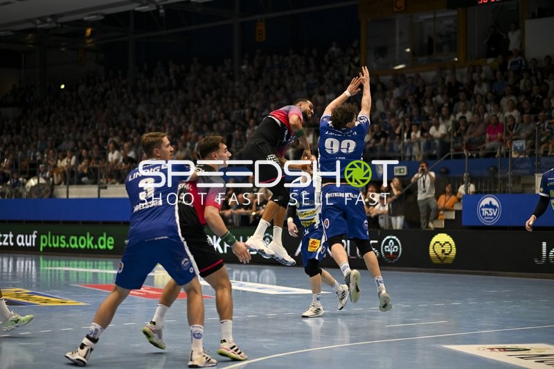 Oskar Joelsson (3; ThSV Eisenach) verteidigt im Kreis