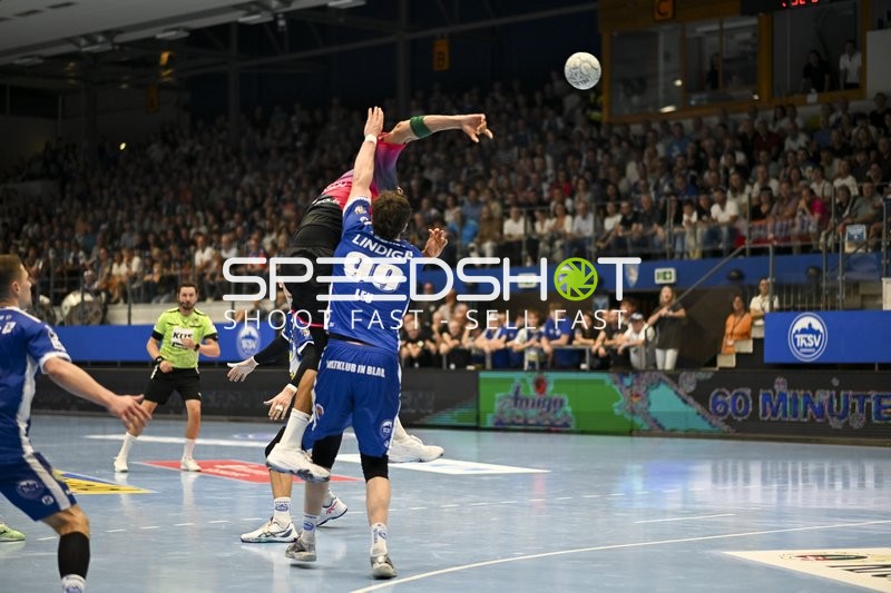 Tillman Leu (99; ThSV Eisenach) blockt Spieler mit Ball ab