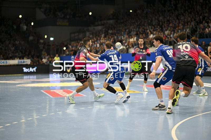 Filip Vistorop (4; HSG Wetzlar) verteidigt gegen Vincent Buchner (74; ThSV Eisenach) und Tillman Leu (99; ThSV Eisenach)