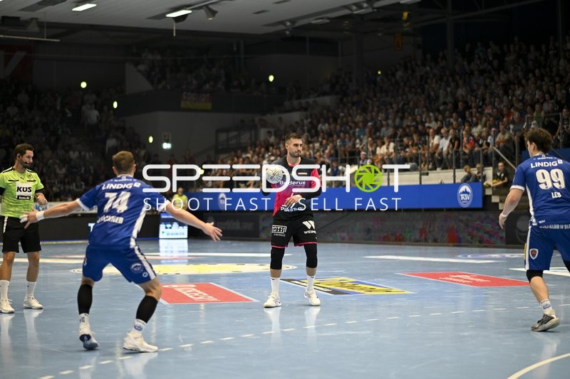 Hendrik Pantel (16; HSG Wetzlar) versucht eine Lücke in der Abwehr von Eisenach zu finden