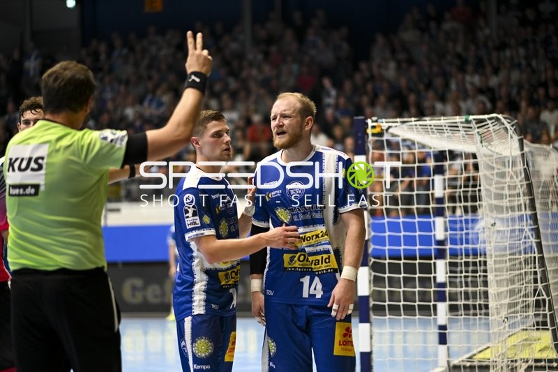 Peter Walz (14; ThSV Eisenach) diskutiert mit Schiedsrichter