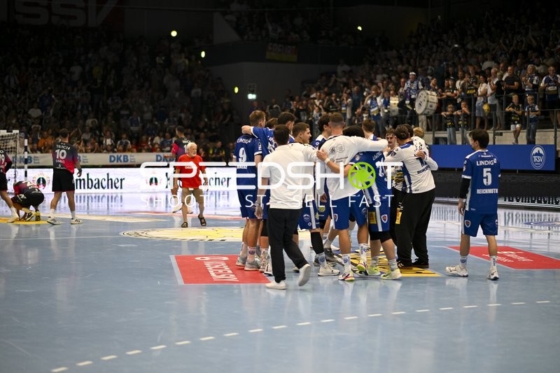 Vukasin Antonijevic (41; ThSV Eisenach) feiert mit Team