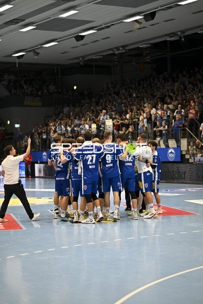 Spieler versammeln sich auf dem Spielfeld