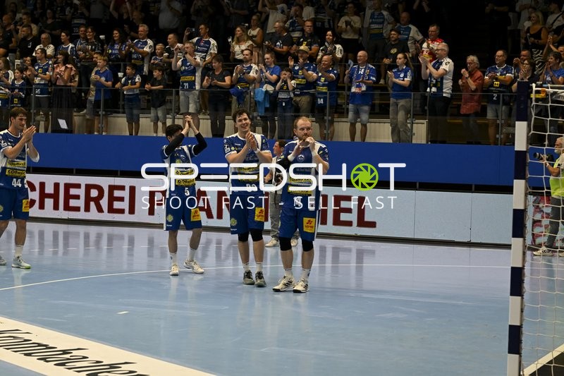 Spieler Stephan Seitz (44; ThSV Eisenach), Timothy Reichmuth (5; ThSV Eisenach) und Tillman Leu (99; ThSV Eisenach) klatschen