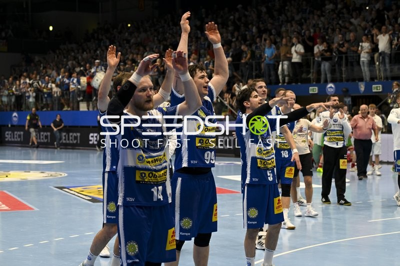 Peter Walz (14; ThSV Eisenach), Tillman Leu (99; ThSV Eisenach) und Timothy Reichmuth (5; ThSV Eisenach) jubeln nach Tor