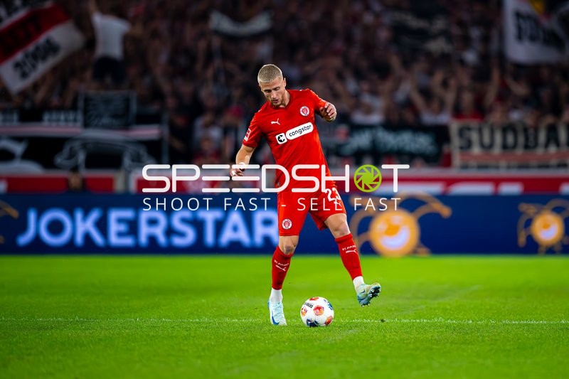 Louis Oppie (23; FC St. Pauli) mit Ball