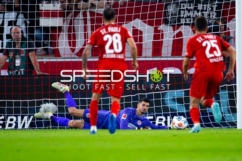 Torwart Nikola Vasilj (22; FC St. Pauli) hält Ball