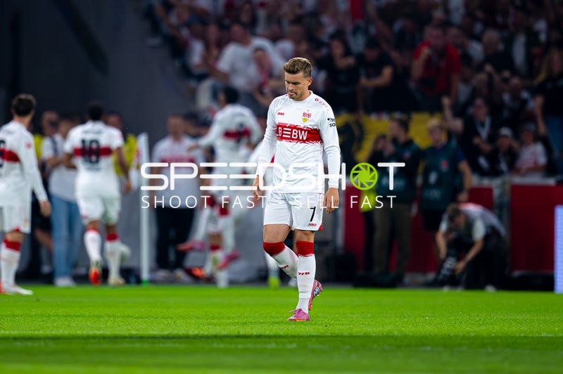 Enttäuschter Maximilian Mittelstädt (7; VfB Stuttgart) auf dem Feld