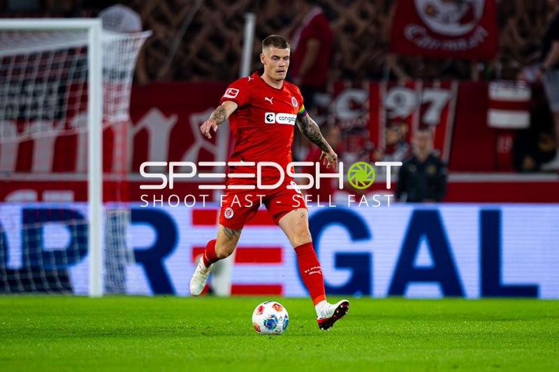 Eric Smith (8; FC St. Pauli) am Ball