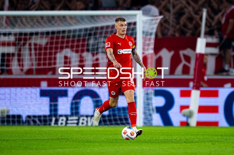 Eric Smith (8; FC St. Pauli) am Ball