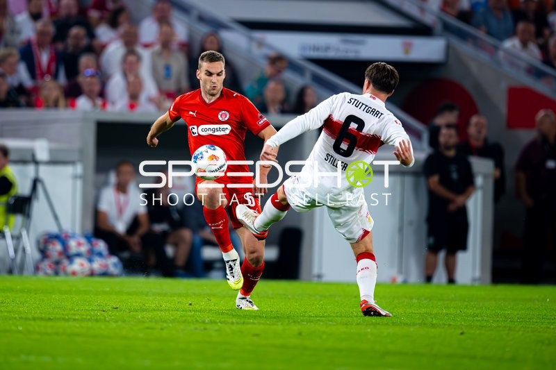 Zweikampf zwischen Angelo Stiller (6; VfB Stuttgart) und James Sands (6; FC St. Pauli)