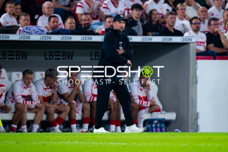 Trainer Sebastian Hoeneß (Trainer; VfB Stuttgart) an der Seitenlinie
