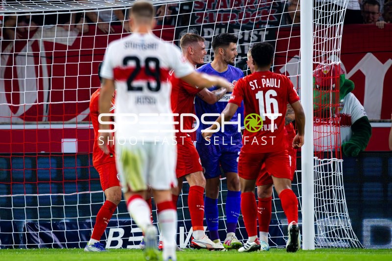 Torraumszene mit Nikola Vasilj (22; FC St. Pauli) und Finn Jeltsch (29; VfB Stuttgart)