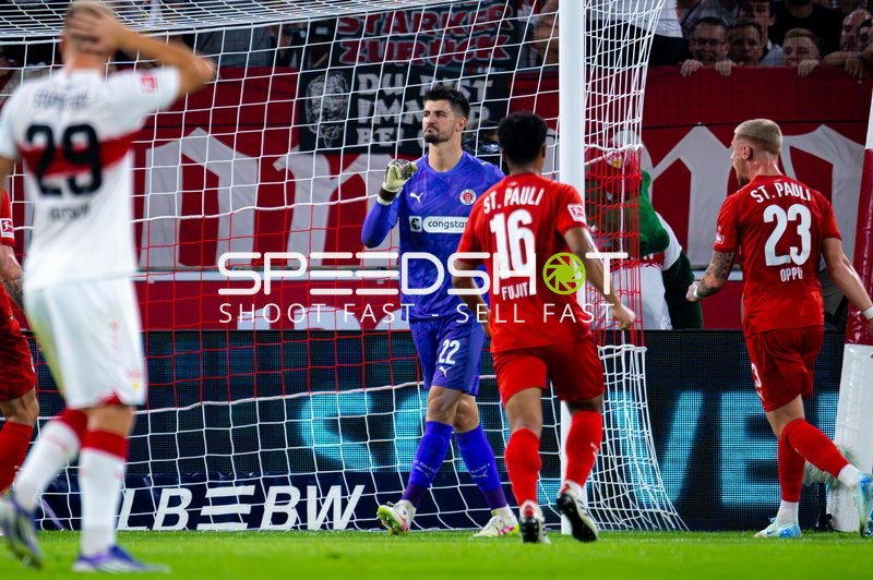 Torwart Nikola Vasilj (22; FC St. Pauli) in Aktion