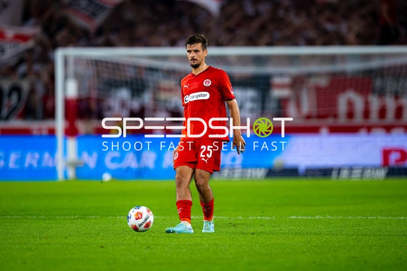 Adam Dzwigala (25; FC St. Pauli) am Ball